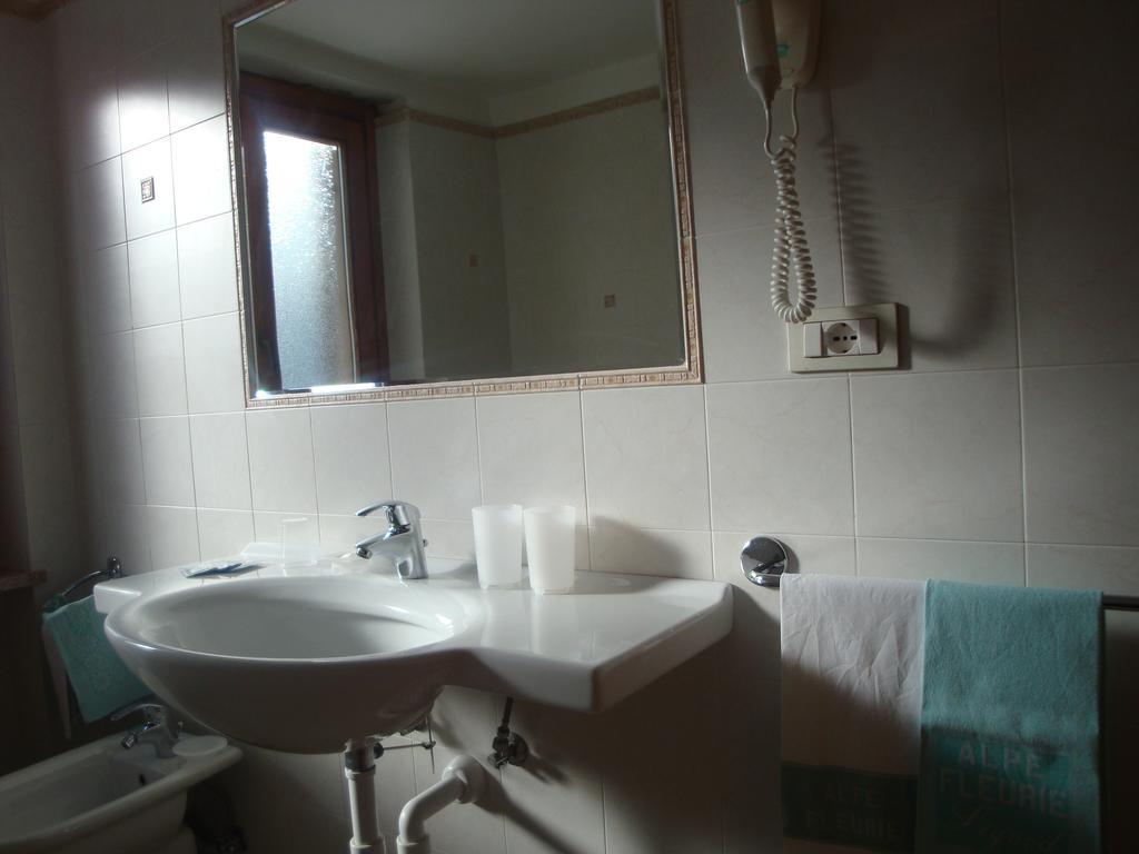 Hotel Alpe Fleurie Champoluc Extérieur photo
