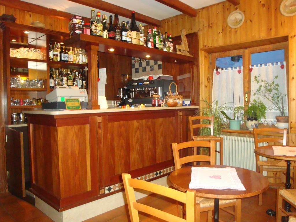 Hotel Alpe Fleurie Champoluc Extérieur photo
